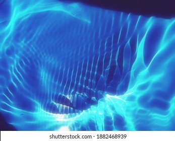 Das ​ Metall ​ Textur ​ der ​ Oberfläche ​ blaues ​ Wasser ​ von ​ von Sonnenlicht auf dem Hintergrund reflektiert. Blau ​ Wasser ​ Textur ​ in ​ tiefen ​ Meer ​ für ​ Hintergrund. Reflektion ​ auf ​ Oberfläche ​ blaues ​ Wasser. ​ Wasser ​