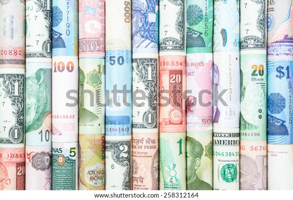 фон с красочным многих рулон валюты из многих стран