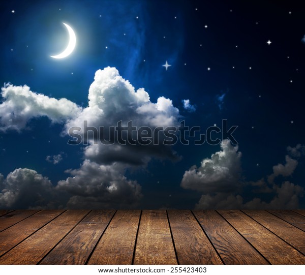 背景夜空与星星 月亮和云 木材库存照片 立即编辑
