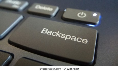 Backspace это в информатике. Кнопка бэкспейс. Клавиша Backspace на клавиатуре. Backspace Key in Notebook. Бекспейс на телефонной клавиатуре.