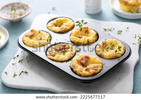 Bacon and cheddar egg muffins for breakfast to go, recipe idea