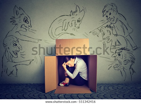 ストレスを受けた女性を指さす悪い男 グレイの壁の背景に箱の中に隠れている 絶望的な怖いビジネスマン 否定的な人間の感情は 表情を表す感情 人生の知覚 の写真素材 今すぐ編集