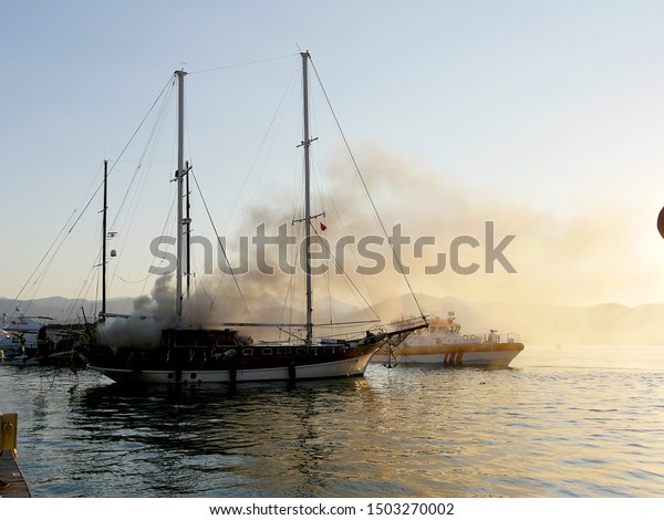 Bad morning at the marina.
Ignition of a wooden sailing yacht. Fire extinguishing by
firefighters.
