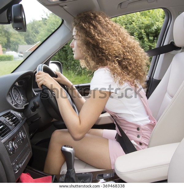 Bad\
posture and bad driving position. Female\
motorist