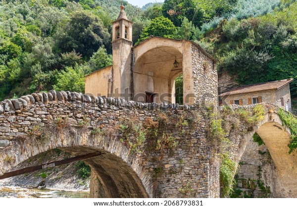 Badalucco - the arch bridge ( Santa Lucia\
Bridge) with chapel is the symbol of the small Ligurian village,\
Liguria, Italy\
27.07.2021