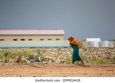 Badidoa, Somali May 15, 2019: Women Carrying Clean Water On Their Heads In A Refugee Camp In Africa