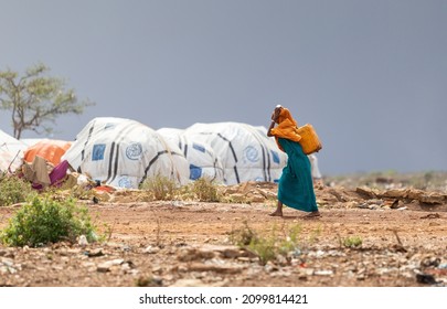 Badidoa, Somali May 15, 2019: Women Carrying Clean Water On Their Heads In A Refugee Camp In Africa