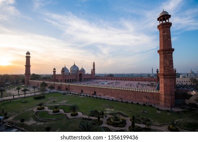 Badshahi Mosque Lahore Pakistan South Asia Stock Photo 1356199475 ...