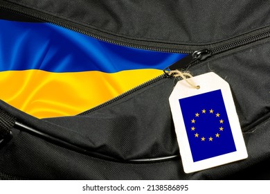 Eine Tasche und Flaggen der Ukraine und der Europäischen Union