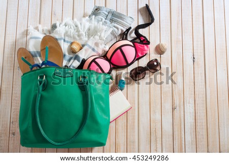 Foto Bild Tasche mit Damenstrand oder Sommeroutfit im Inneren