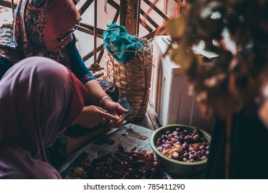 Bagan Dato, Perak, Malaysia. September 12, 2016: Malay Culture Helping Each Other To Cook For Event At The Village