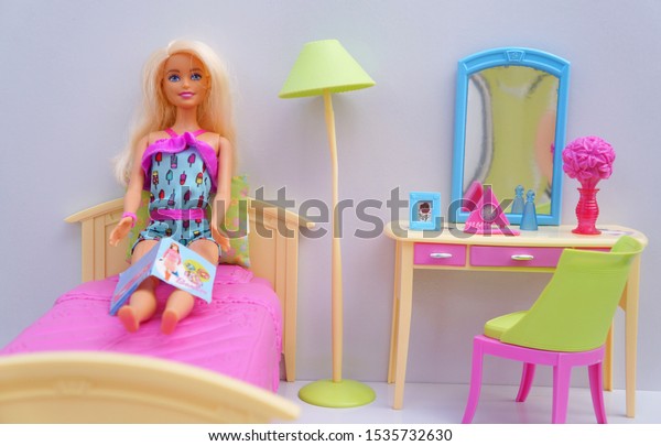 barbie doll dressing table