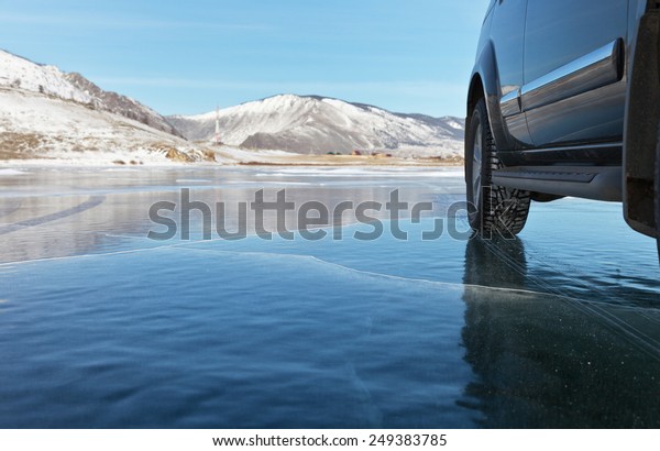 Baikal Lake. Winter\
travel on the ice by car