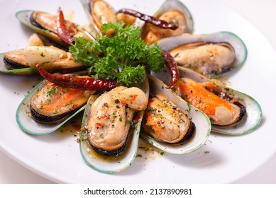 Bake mussels with sweet basil with spicy dressing