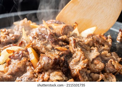 Bake Sliced Beef On An Iron Plate