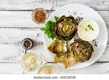 Baked artichokes cooked with garlic sauce, mustard and parsley. Top view