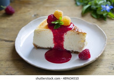 Baked Cheesecake With Raspberry Coulis