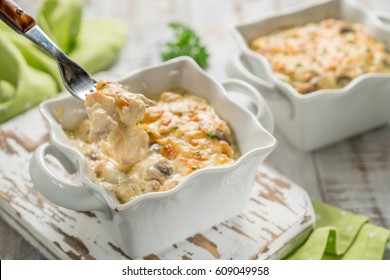 Poulet de casserole grillé avec champignons et sauce à la crème au fromage