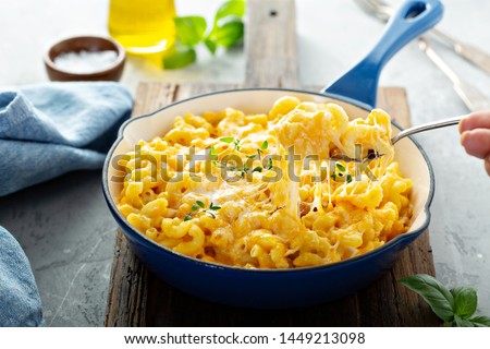 Baked mac and cheese in a cast iron pan