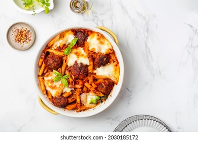 Backpenne-Nudeln mit Fleischbällen und Mozzarella in Tomatensauce