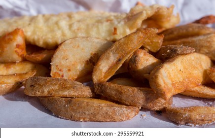 Baked potato chips with fried fish fillet