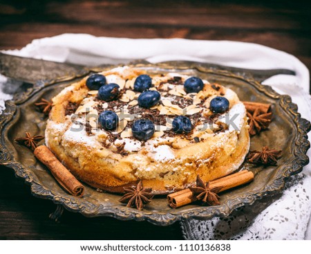 runde hausgemachte Pastete mit Heidelbeeren