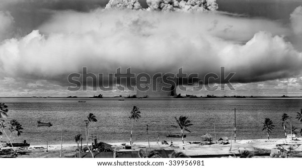 Baker Test Of Operation Crossroads 1946年7月25日 水柱が立ち上がり 凝集雲を形成した後数秒後 それは崩れ落ち 高さ500フィートの高さの壁を形成する波打ち台のサージを解き放った の写真素材 今すぐ編集