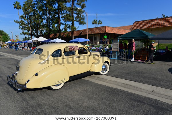 BAKERSFIELD, CA - APR 11, 2015: A 1939 Studebaker\
Commander is displayed today at the Calvary Baptist Church Spring\
Car Show. This sedan has fender skirts and even a side-mounted\
water cooler.
