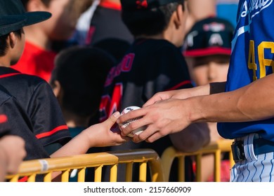 BAKERSFIELD, UNITED STATES - Feb 28, 2022: The California State University Bakersfield Player Signs A Baseball For A Young Fan