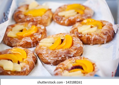 Die Bäckerei verkauft süße, dänische Gebäck mit Früchten – Stockfoto