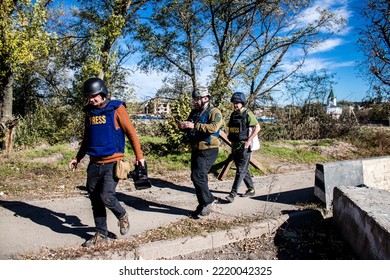 Bakhmut, Ukraine - October 19, 2022 Group Of Television Journalists And War Photographers Working In The City Of Bakhmut, Covering The War Under The Bombardments Of The Russian Army