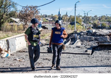 Bakhmut, Ukraine - October 19, 2022 Group Of Television Journalists And War Photographers Working In The City Of Bakhmut, Covering The War Under The Bombardments Of The Russian Army