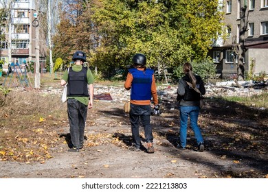 Bakhmut, Ukraine - October 19, 2022 Group Of Television Journalists And War Photographers Working In The City Of Bakhmut, Covering The War Under The Bombardments Of The Russian Army