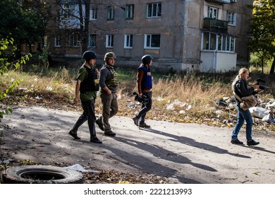 Bakhmut, Ukraine - October 19, 2022 Group Of Television Journalists And War Photographers Working In The City Of Bakhmut, Covering The War Under The Bombardments Of The Russian Army