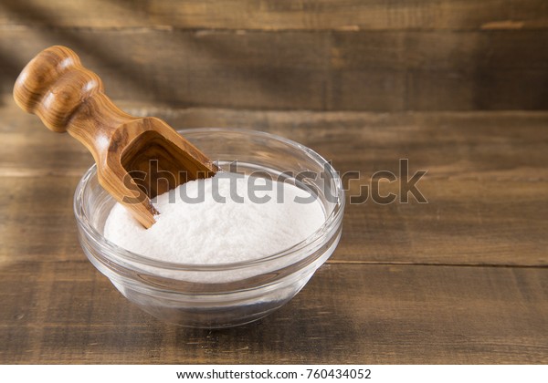 baking soda\
(Sodium bicarbonate) on a wooden\
spoon