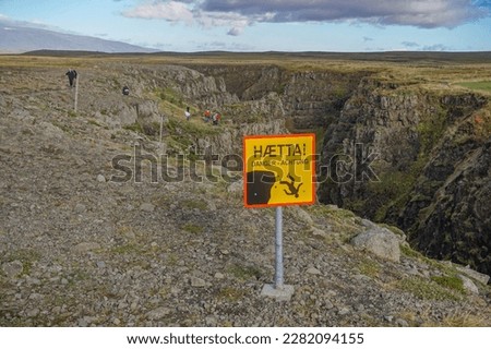 Bakkavegur, Iceland: A warning sign in Icelandic, English, and German (translation:  