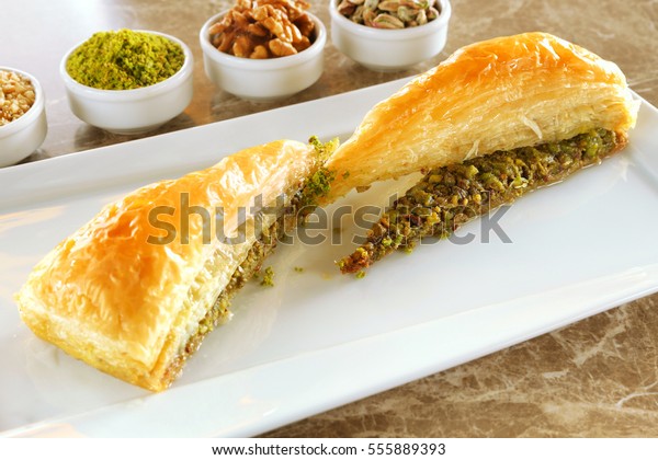 Baklava Mit Pistazien Turkischer Traditioneller Nachtisch Stockfoto Jetzt Bearbeiten 555889393