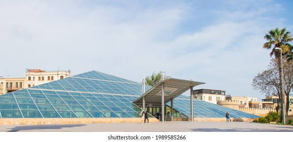 Baku - Azerbaijan: Aprel 2021. Pyramidal Glass Building Of Icherisheher Subway Entrance. Metro Station In Baku. Glass Pyramid.