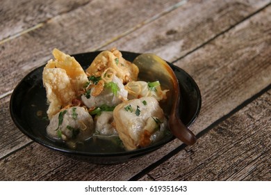 Bakwan Malang / Surabaya. East Javanese Comfort Food Of Steamed Meatballs, Bean Curd, Fried Meatballs And Wonton In Hot Beef Broth. 