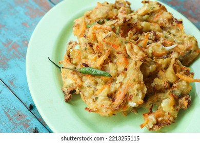 Bala Bala Or Bakwan, A Traditional Indonesian Snack. Popular Takjil For Iftar In Indonesia, Bala-Bala Or Sayur Goreng, Made From Flour Dough With Carrots And Cabbage Diced And Fried. Served With Clove