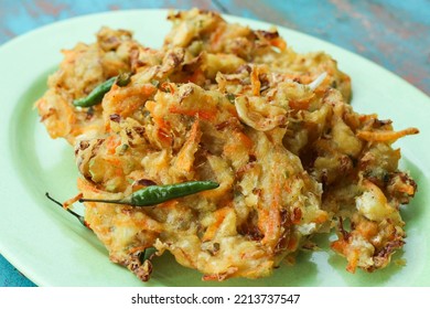 Bala Bala Or Bakwan, A Traditional Indonesian Snack. Popular Takjil For Iftar In Indonesia, Bala-Bala Or Sayur Goreng, Made From Flour Dough With Carrots And Cabbage Diced And Fried. Served With Clove