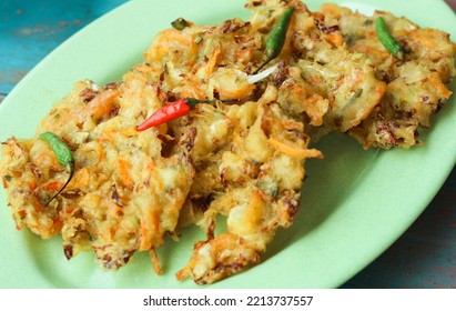 Bala Bala Or Bakwan, A Traditional Indonesian Snack. Popular Takjil For Iftar In Indonesia, Bala-Bala Or Sayur Goreng, Made From Flour Dough With Carrots And Cabbage Diced And Fried. Served With Clove