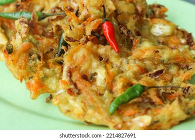 Bala Bala Or Bakwan, A Traditional Indonesian Snack. Popular Takjil For Iftar In Indonesia, Bala-Bala Or Sayur Goreng, Made From Flour Dough With Carrots And Cabbage Diced And Fried. Served With Clove