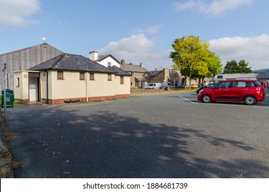 Bala; UK: Sep 20, 2020: The Plasey Street Car Park Is Operated By Gwynedd Council. A Toilet Block Is Provided Tor The Public.