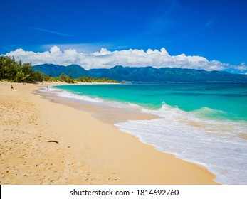 Baldwin Beach Park Sonnentag. Der Baldwin Beach Park ist ein schöner, langer weißer Sandstrand an der Nordküste von Maui. Der Favorit für die einheimischen Familien