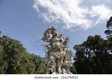 Bali Botanic Garden - Indonesia. “Kumbhakarna Laga” The statue tells a Hindu literature about the battle between Kumbhakarna and the monkey army led by Rama