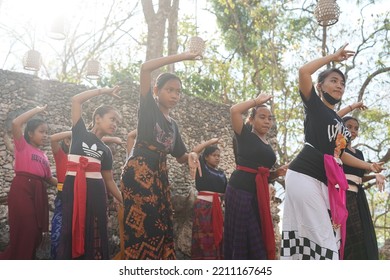 Bali, Indonesia : Balinese Dance Practice Activities Carried Out By Elementary School Children, Resort Area,Buleleng Bali, West Bali, Indonesia (10.2022)