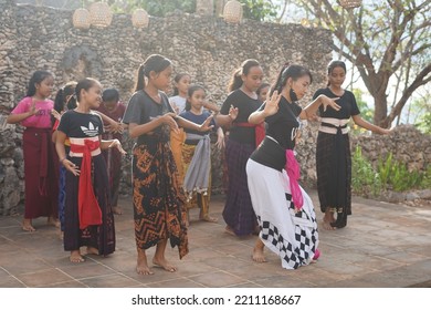 Bali, Indonesia : Balinese Dance Practice Activities Carried Out By Elementary School Children, Resort Area,Buleleng Bali, West Bali, Indonesia (09.10.2022)