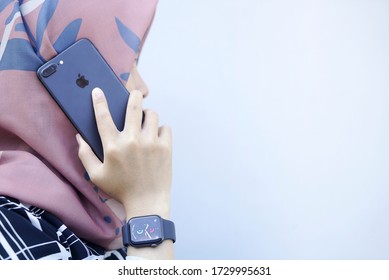 Bali Indonesia Mei 13, 2020 : Woman  Using Apple Watch And Smart Phone In Calling Concept 