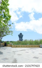 Bali, octubre de 2021. Vista de la estatua más alta como monumento balinés en el Parque Cultural Garuda Wisnu Kencana (GWK)
